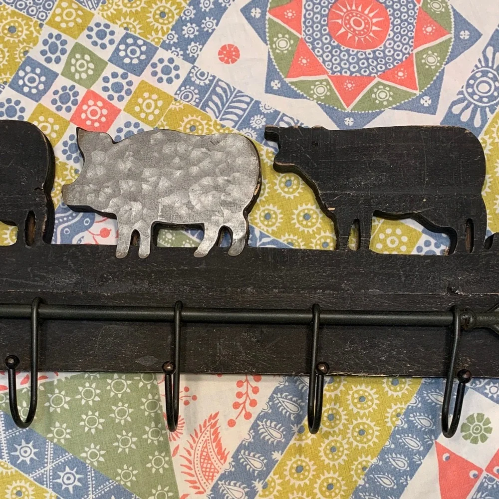 Vintage Rustic Farmhouse Animal Wooden Wall Hook Rack in Black and Silver